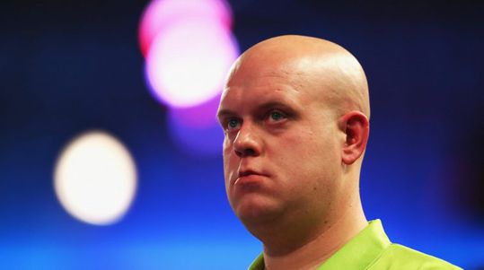 Van Gerwen ruziet met scheids over ‘ongeldige’ beurt van Webster, potje ligt 7 minuten stil (video)