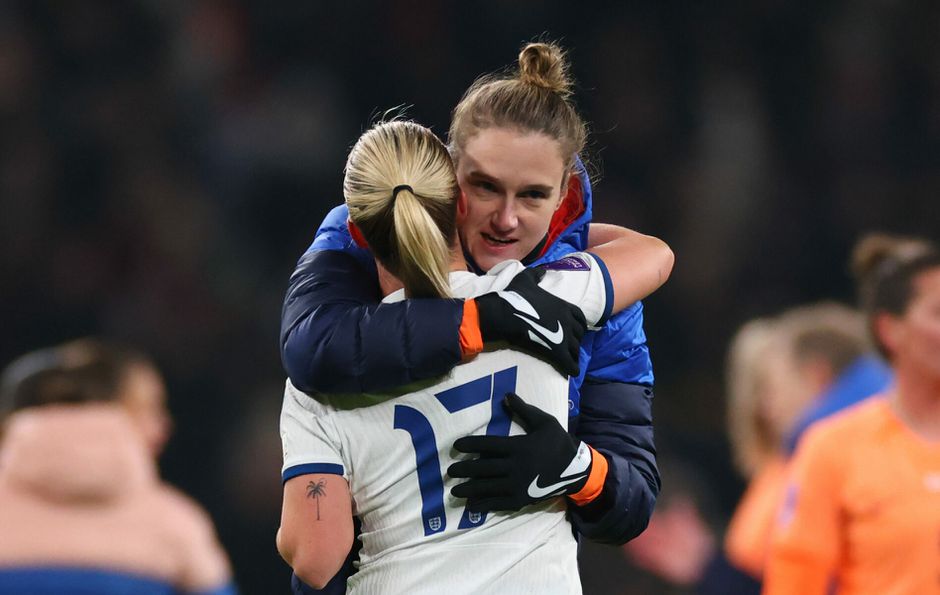 Vivianne Miedema draait droom van vriendin Beth Mead nek om: 'Zal stil in huis zijn'