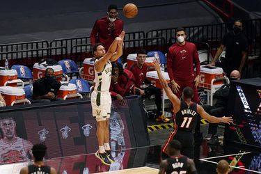 🎥 🤯 | Milwaukee Bucks pakt NBA-record met gruwelijk aantal 3-punters