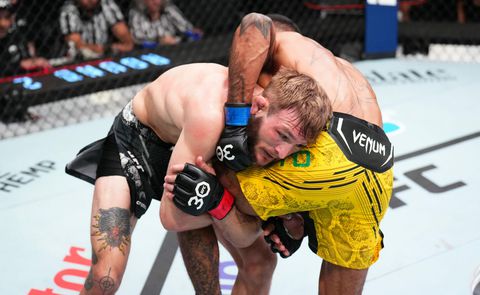 🎥 | Arrogantie afgestraft: MMA-vechter zegt 'sta op en doe iets' en verliest 10 tellen later