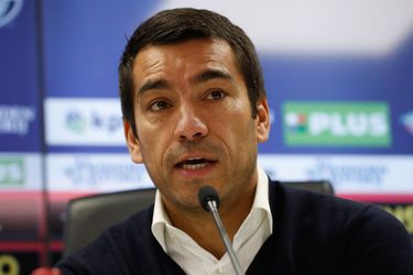 Van Bronckhorst wil nog steeds niet over de titel praten