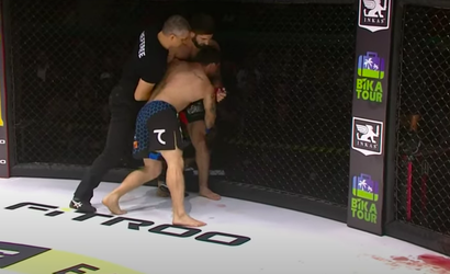 🎥 | Neerslagen MMA-vechter staat op en wil door, maar de ref beëindigt partij alsnog