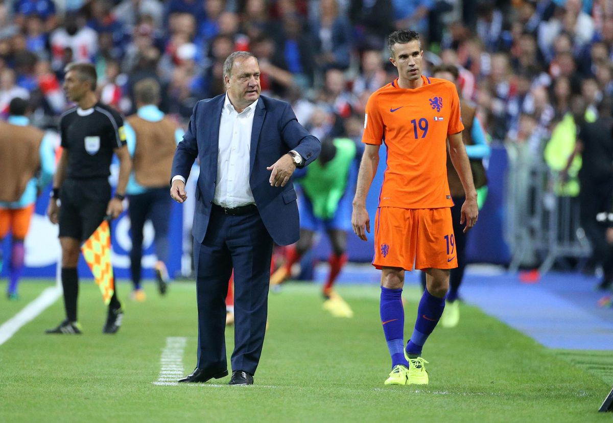 Van Persie haakt met knieblessure af bij Oranje