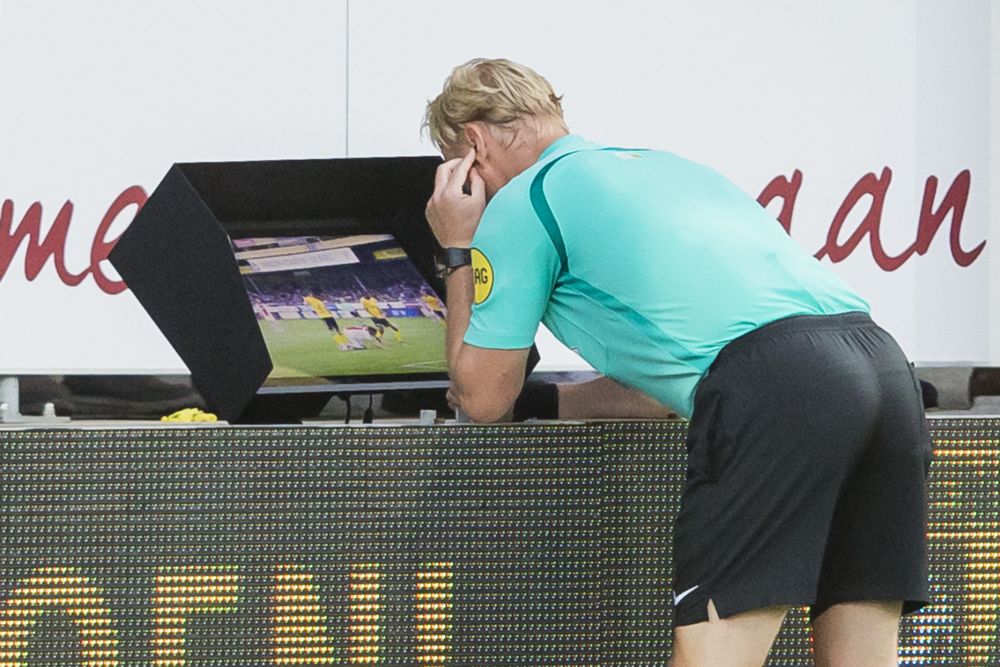 LOL! Supporters VVV hangen 'blote billen' op bij eigen stadion