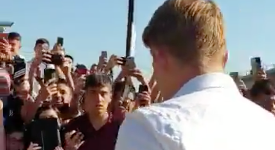 LOL! Juve-fans worden gek bij medische keuring De Ligt (video)