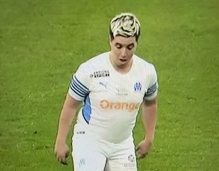 Is dit ECHT Samir Nasri? 34-jarige oud-prof speelt met wat kilo's extra een benefietwedstrijd