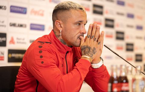Radja Nainggolan scheurt dronken door de straten van Antwerpen en is rijbewijs even kwijt
