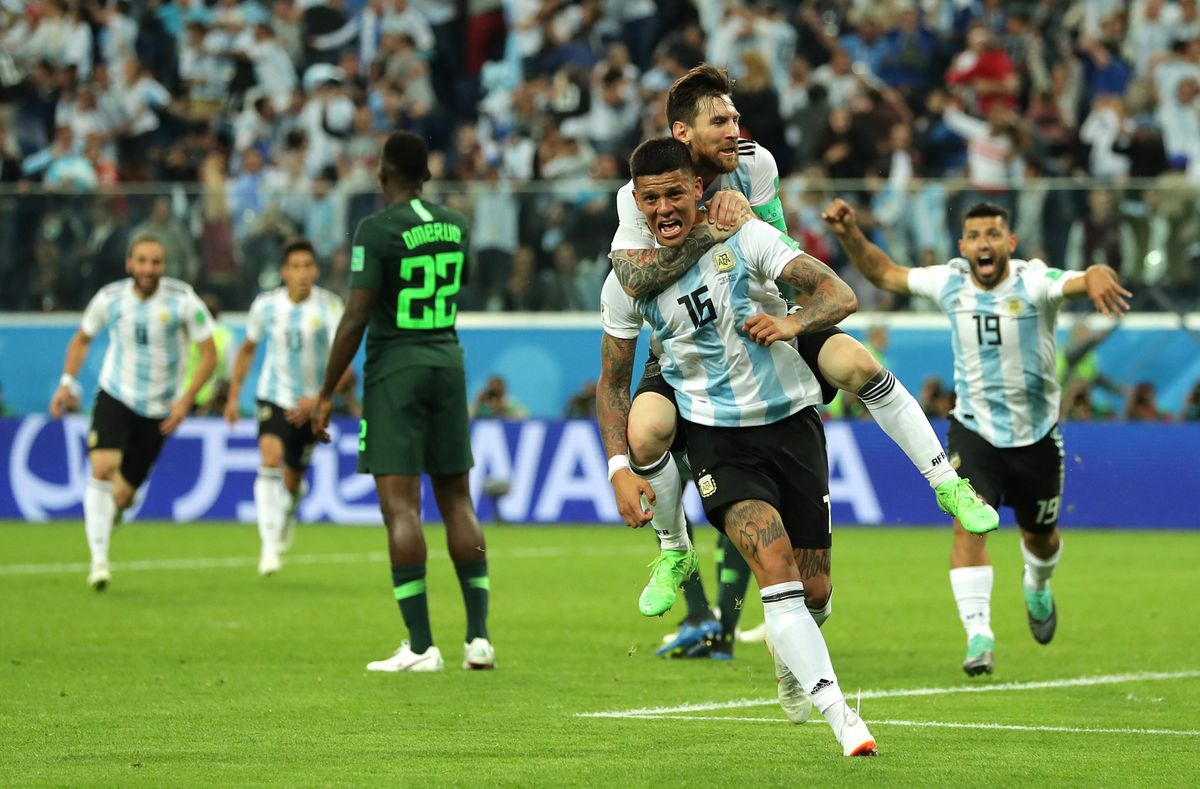 Argentinië kruipt door oog van de naald en is door naar volgende ronde (video's)