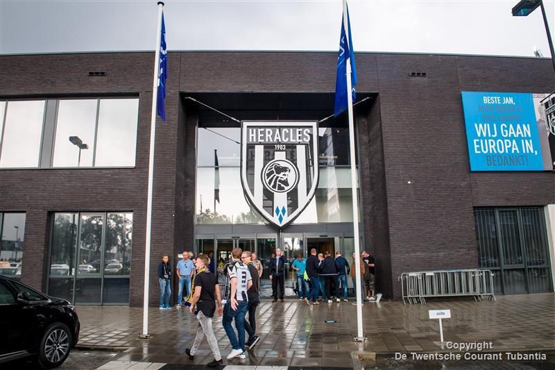 Ludieke sfeeractie supporters Heracles bij Europees debuut