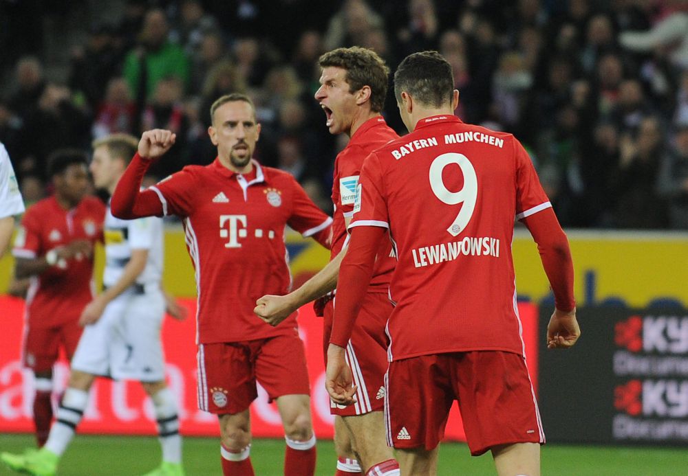 Müller scoort enige goal bij Mönchengladbach - Bayern