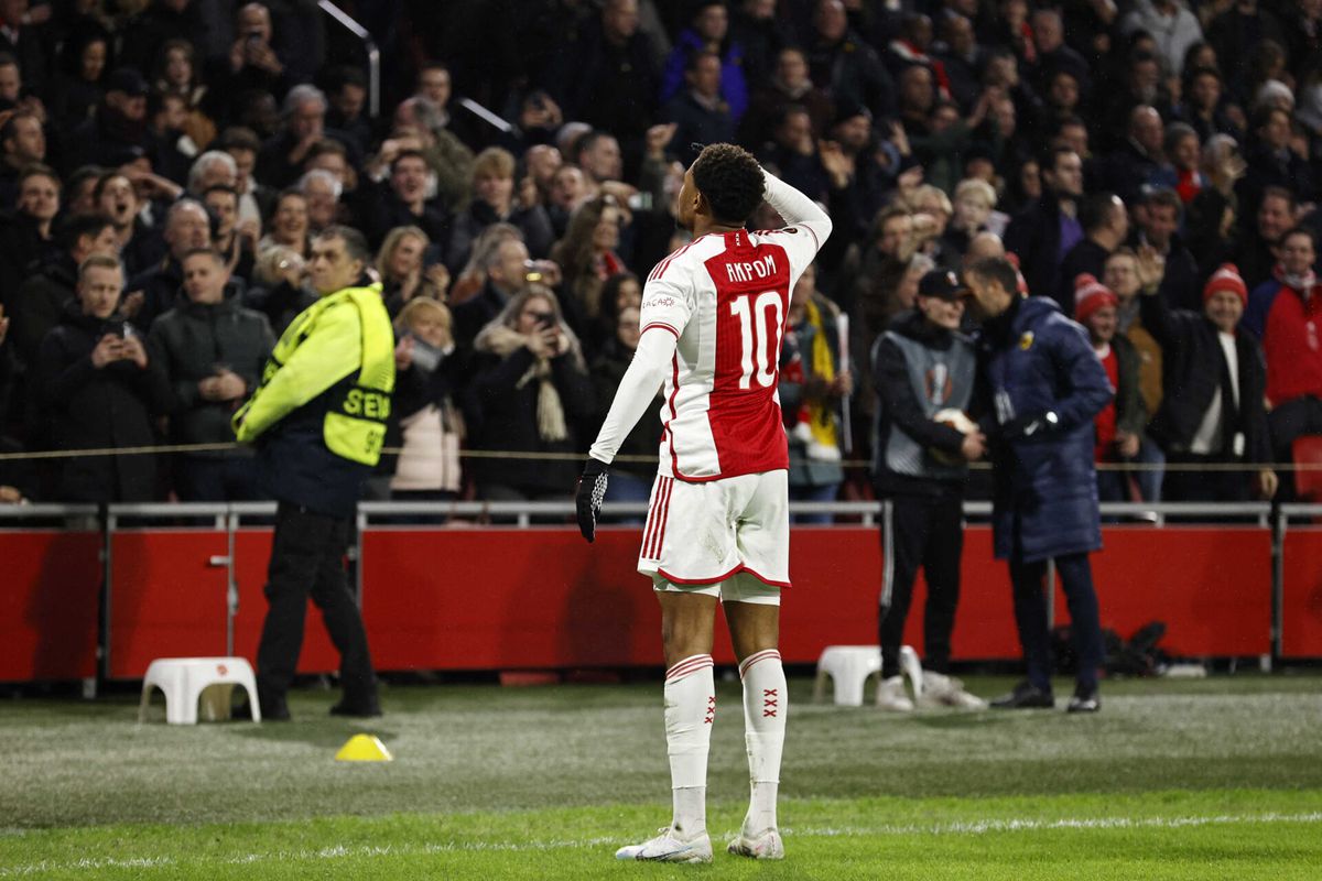 Ajax mist legio kansen tegen AEK maar plaatst zich zonder moeite voor tussenronde Conference League