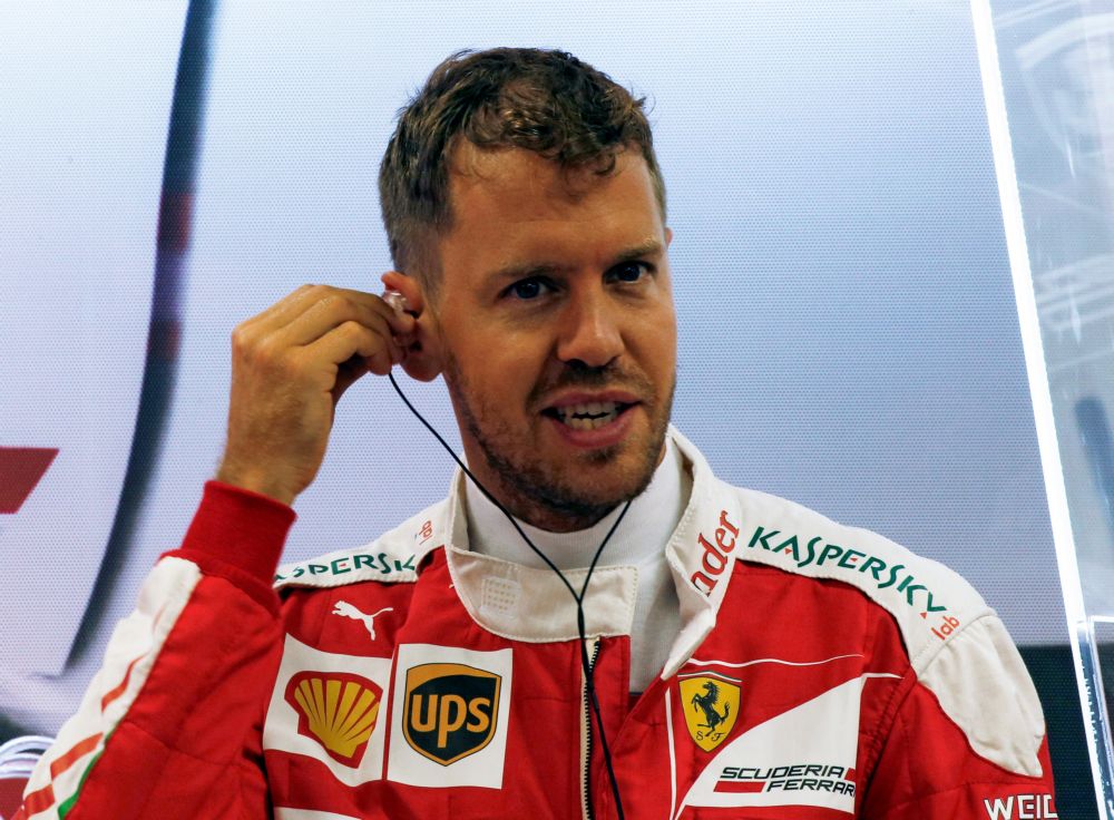 Vettel: 'Vorig jaar hebben we alle drank opgedronken na zege in Maleisië'