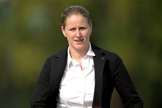 Ajax-coach Suzanne Bakker heeft vertrouwen in haar ploeg: 'De druk ligt bij Bayern'