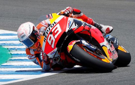 1e MotoGP-race heel spectaculair, Marquez crasht hard