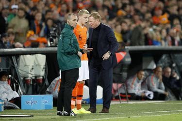 Van de Beek begon weer op de bank: 'Je moet je stinkende best doen'