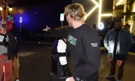 🎥 Logan Paul deelt beuk uit aan fan die die geen handtekening krijgt en hem pussy noemt