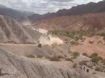 Vader van F1-coureur Carlos Sainz crasht hard in Dakar Rally (video)