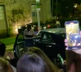🎥 | Oeps, crash! Fan vergeet handrem van auto bij jacht op handtekening NBA-ster