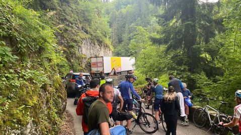 📸 | Lekker handig! Klemgereden vrachtwagen blokkeert weg van beklimming Tour de France