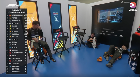 🎥 | Max Verstappen dolt na loodzware race: 'Heeft er iemand een rolstoel?'