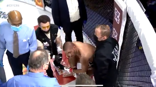 🎥 | Schokkende beelden: MMA-vechter raakt zijn VINGER kwijt tijdens gevecht