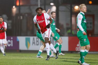 Dordt van de laatste plaats af door zege op Jong Ajax