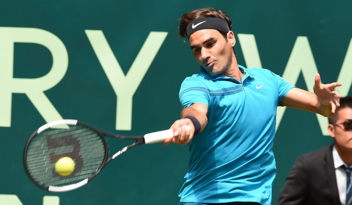 Federer met pijn en moeite naar halve finale in Halle