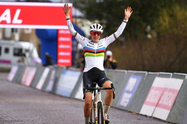 🎥 | Wereldkampioene Lucinda Brand blijft domineren en wint ook wereldbeker veldrijden in Hulst