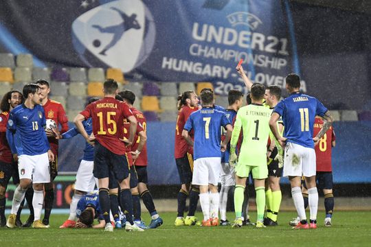 Jong Spanje-Jong Italië eindigt in veldslag: 3 (!) rode kaarten in 2 minuten