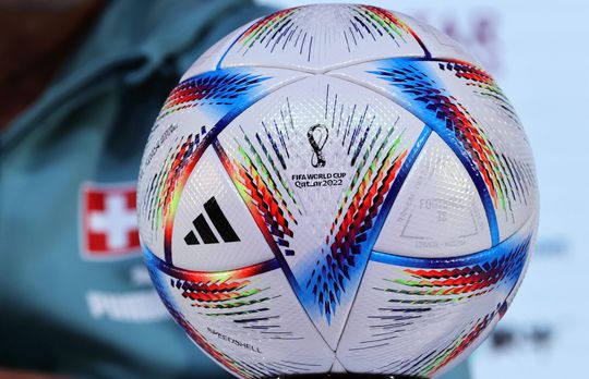 📸 | Opvallend: WK-ballen van Adidas liggen 'aan de oplader'