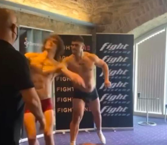 🎥 | Bokser trekt bij staredown aan lange haren van tegenstander: 'Ik ga jou KO slaan'