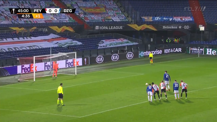 🎥 | Terwijl de blessuretijd er al 3 minuten op zit, krijgt Feyenoord een penalty tegen