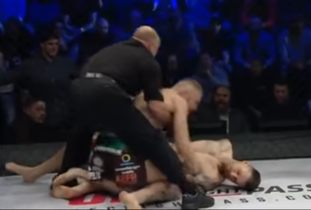 Scheids voorkomt dat dolgedraaide MMA-vechter tegenstander helemaal kapot maakt (video)