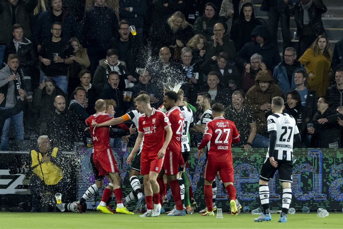 FC Twente-aanvaller Vaclav Cerny doet aangifte tegen opgepakte Heracles-fan die hem sloeg