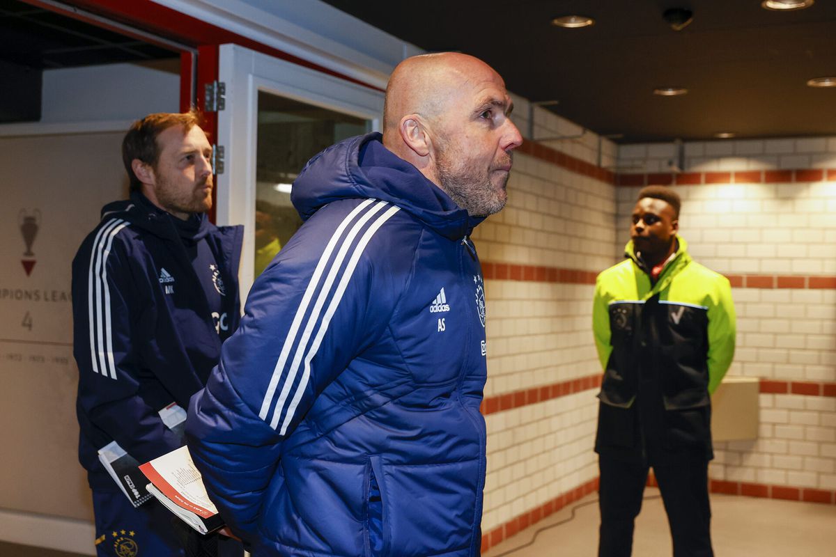 'Ajax-trainer Alfred Schreuder werd al in de rust tegen Volendam op straat gezet'