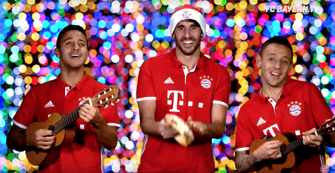 Bayern München-spelers lallen lekker mee met kerstliedjes (video)