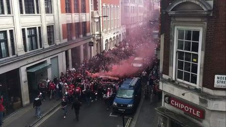 20.000 Köln-fans marcheren door de straten van Londen (video)