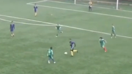 Algerijnse jeugdspeler soleert vanaf eigen goal en scoort (video)