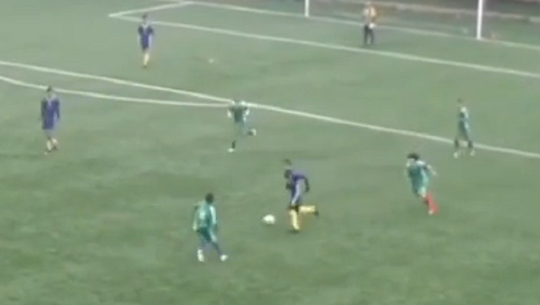 Algerijnse jeugdspeler soleert vanaf eigen goal en scoort (video)