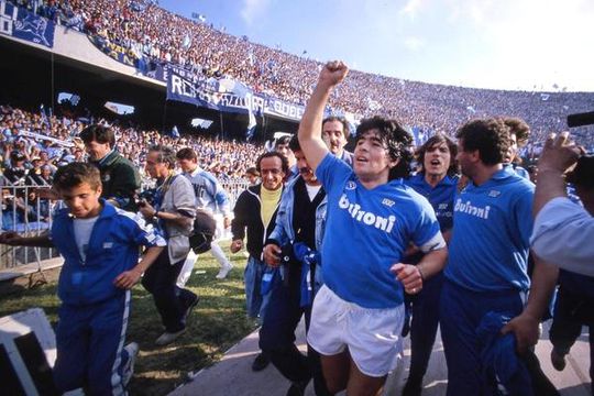 Napels huilt en eert overleden Maradona: stadionlampen hele nacht aan en naamswijziging San Paolo op komst