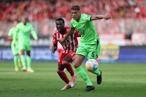 In bloedvorm! Sheraldo Becker helpt koploper Union Berlin aan zege op Van de Vens Wolfsburg