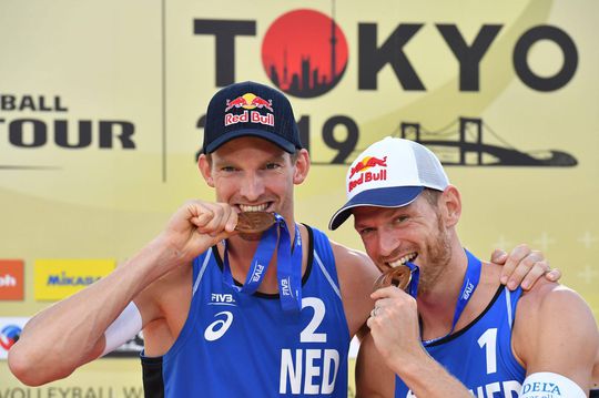 Beachvolleyballers Brouwer en Meeuwsen pakken brons in Tokyo