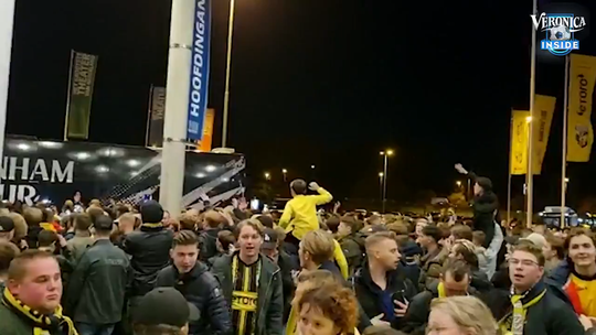 🎥 | HAHA! De Vitesse-fans zwaaien de Spurs-spelers uit: 'You're fucking sh*t!'