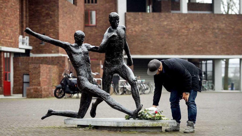 Bloemen bij ouderlijk huis Johan Cruijff in Betondorp gelegd