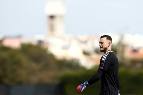 Feyenoord mét herstelde keeper Justin Bijlow begonnen aan training in Portugal