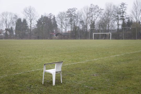 Amateurcoach pislink na 4 keer rood: 'Schandalig, hij bleef met kaarten strooien'