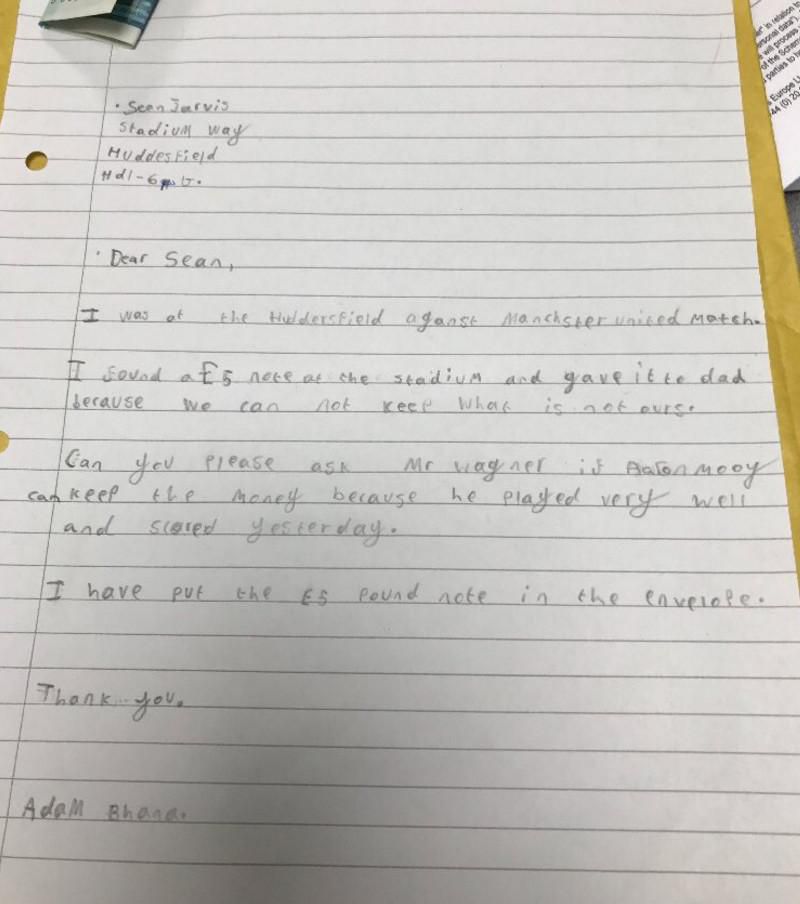 9-jarige Huddersfield-fan vindt 5 pond in stadion en wil dat doneren aan speler