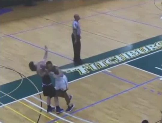 Amerikaanse college-basketballer vloert scorende tegenstander met harde elleboog (video)