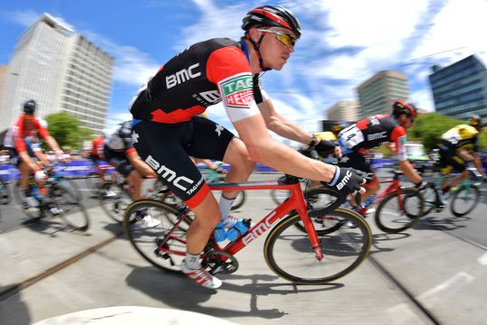 🎥 | Rohan Dennis doet Chris Froome perfect na
