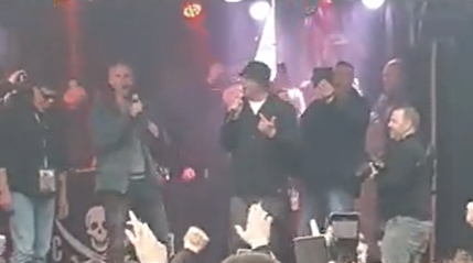 🎥​ | Robin van Persie viert feestje met Feyenoord-fans in aanloop naar halve finale